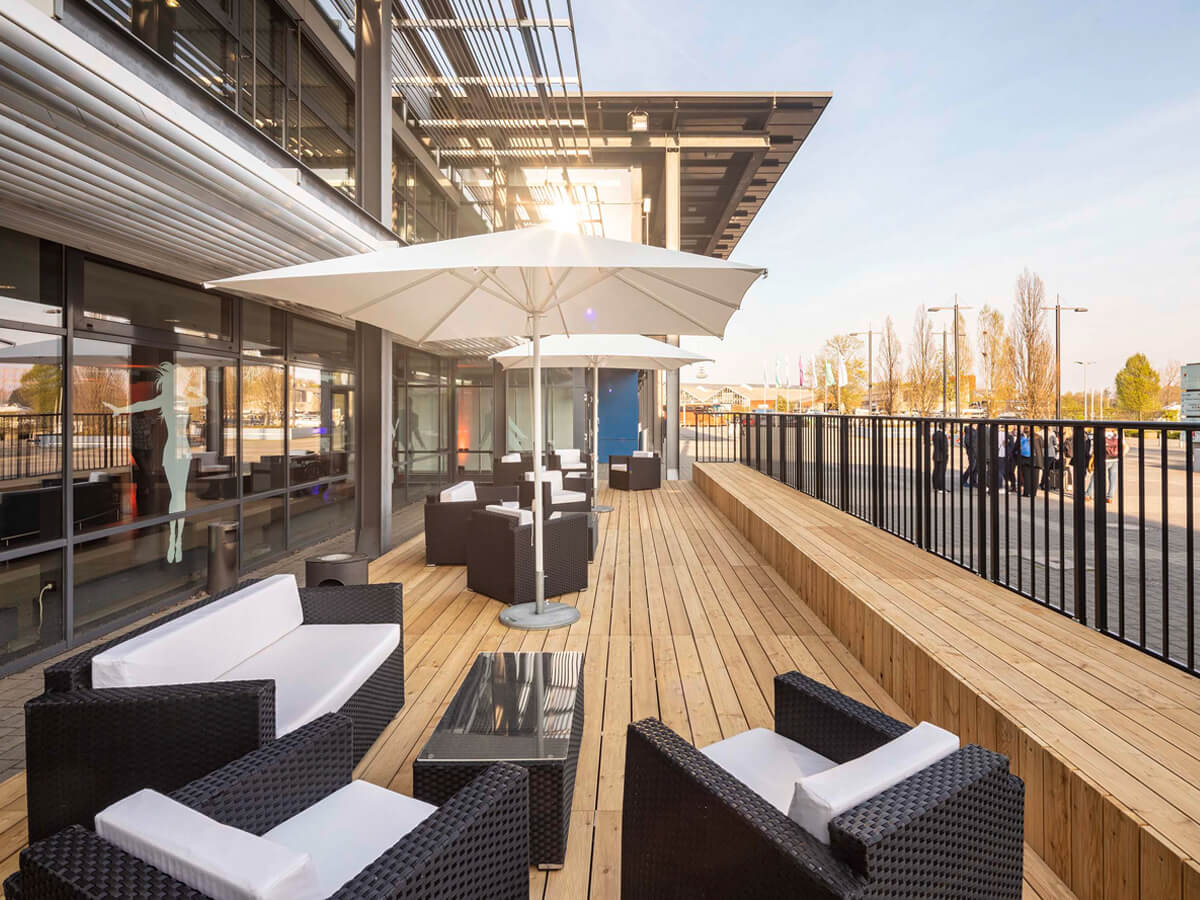 Outdoor terrace made of VGM Terra Mobilia platforms